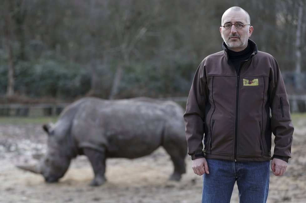 Ředitel zoo Thierry Duguet s nosorožci