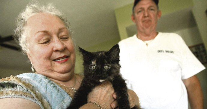O mazlíčka přišli i manželé Thomas a Mary Lou Shadovi. Nyní už se ale radují z nového koťátka.
