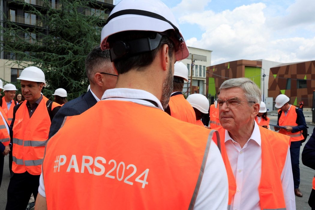 Prezident MOV Thomas Bach na prohlídce olympijské vesnice u Paříže, rok před začátkem Her