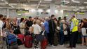 Krach cestovní kanceláře Thomas Cook zasáhl turisty na letištích