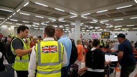 Krach cestovní kanceláře Thomas Cook zasáhl i turisty na letišti ve španělské Mallorce