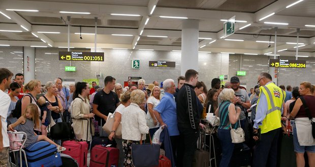 Čechům hrozí rušení zájezdů kvůli krachu obří cestovky Thomas Cook. Turisté hlásí potíže