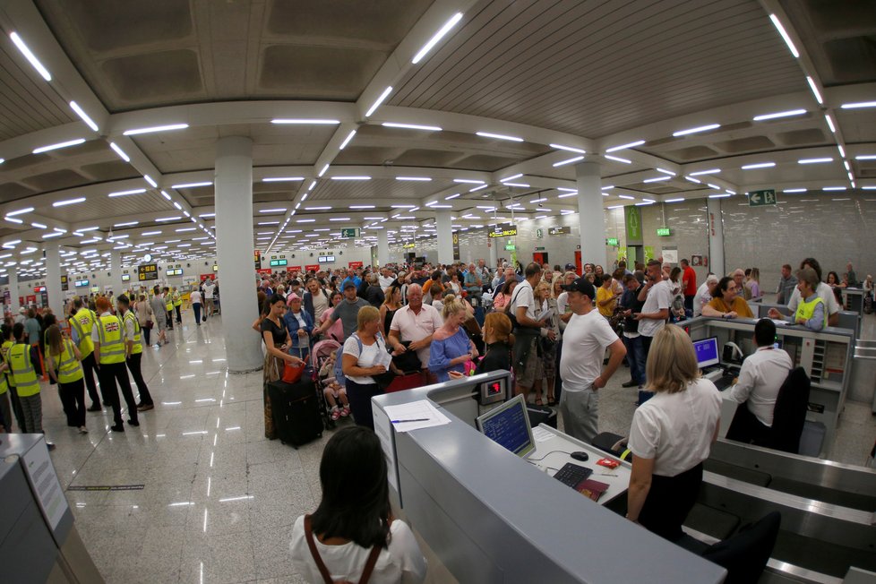 Krach cestovní kanceláře Thomas Cook zasáhl i turisty na letišti ve španělské Mallorce.