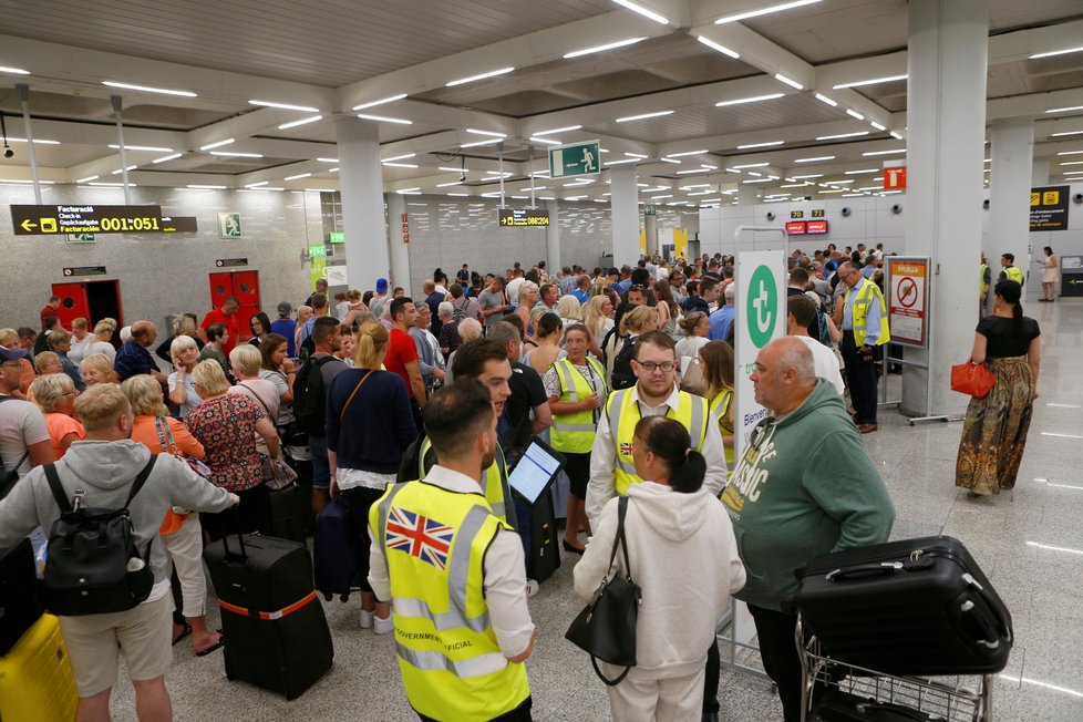 Krach cestovní kanceláře Thomas Cook zasáhl i turisty na letišti ve španělské Mallorce.