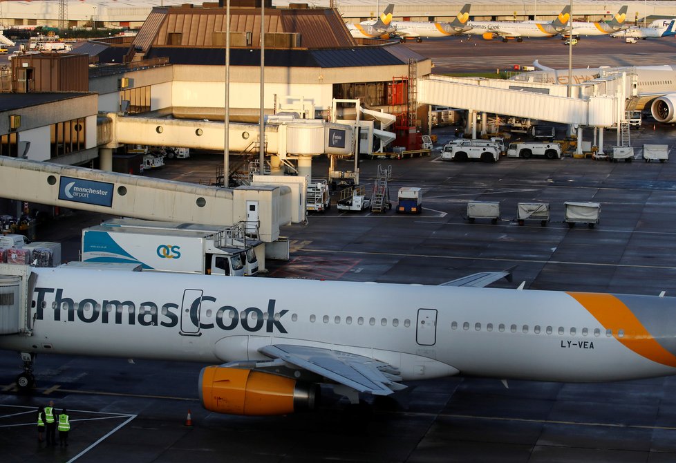 Letadla CK Thomas Cook na letišti v anglickém Manchesteru