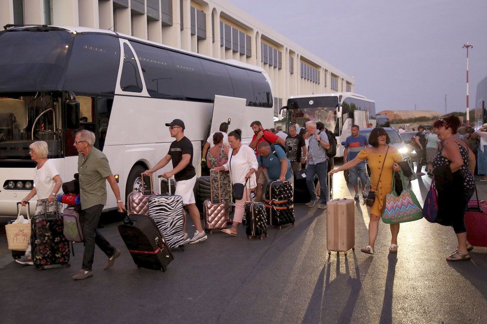 Turisté cestovky Thomas Cook čekající na repatriaci na Krétě.