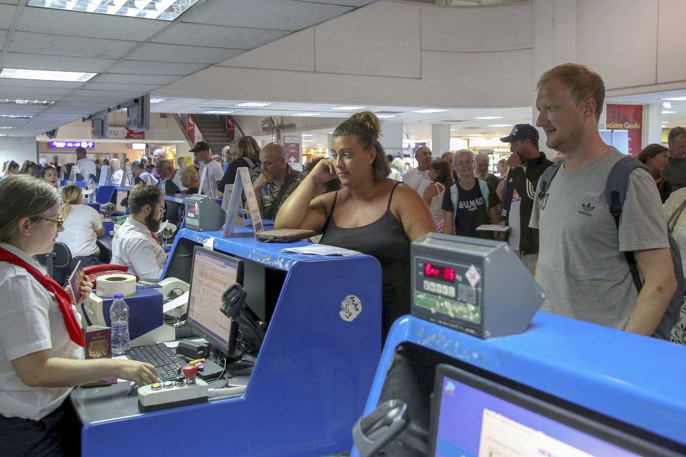 Turisté cestovky Thomas Cook čekající na repatriaci na Krétě.