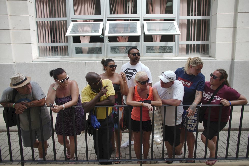 Turisté cestovky Thomas Cook čekající na repatriaci v kubánské Havaně