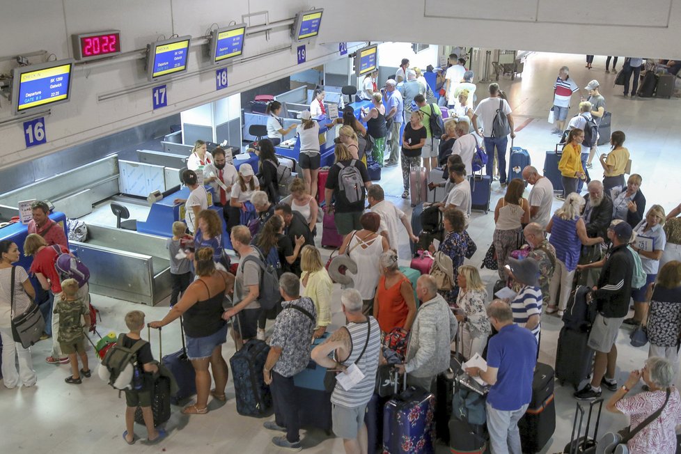 Turisté cestovky Thomas Cook čekající na repatriaci na Krétě.