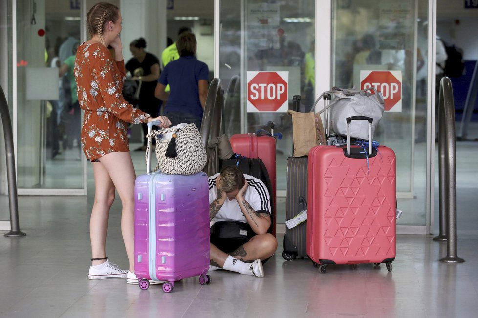 Turisté cestovky Thomas Cook čekající na repatriaci na Krétě.