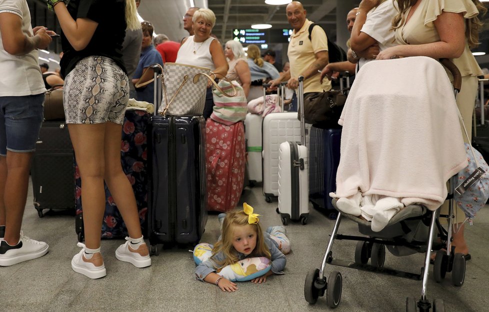 Turisté cestovky Thomas Cook čekající na repatriaci v Turecku.