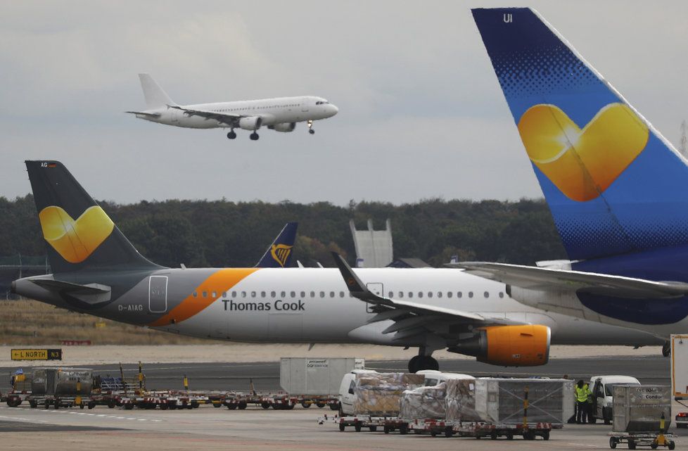 Cestovní kancelář Thomas Cook zkrachovala. Působí potíže hned několika státům a několika pracovním odvětvím.