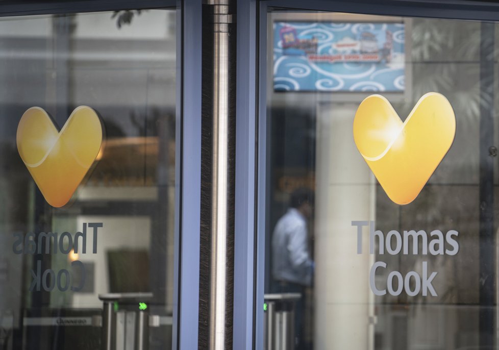 Cestovní kancelář Thomas Cook zkrachovala. Působí potíže hned několika státům a několika pracovním odvětvím.