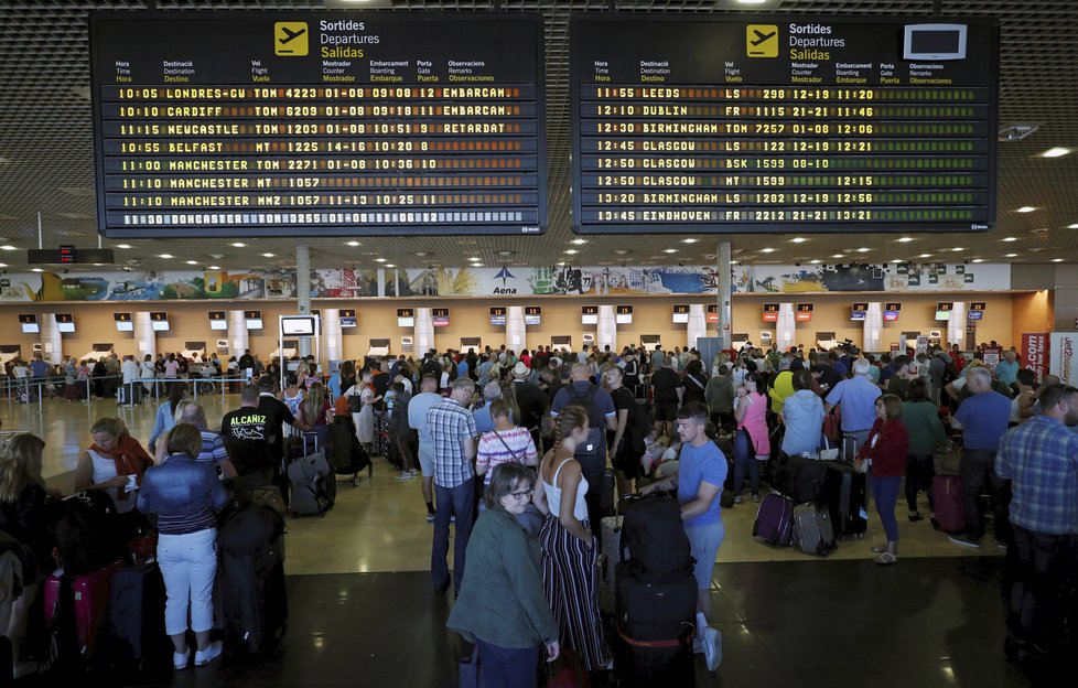 Cestovní kancelář Thomas Cook zkrachovala. Působí potíže hned několika státům a několika pracovním odvětvím.