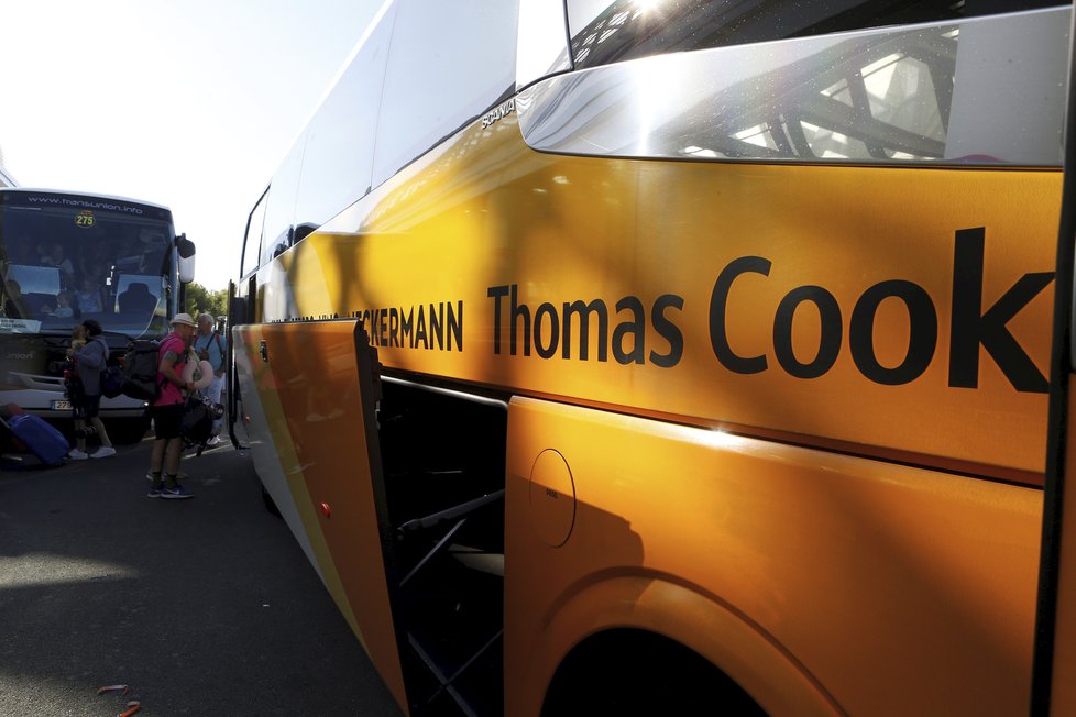 Cestovní kancelář Thomas Cook zkrachovala. Působí potíže hned několika státům a několika pracovním odvětvím.