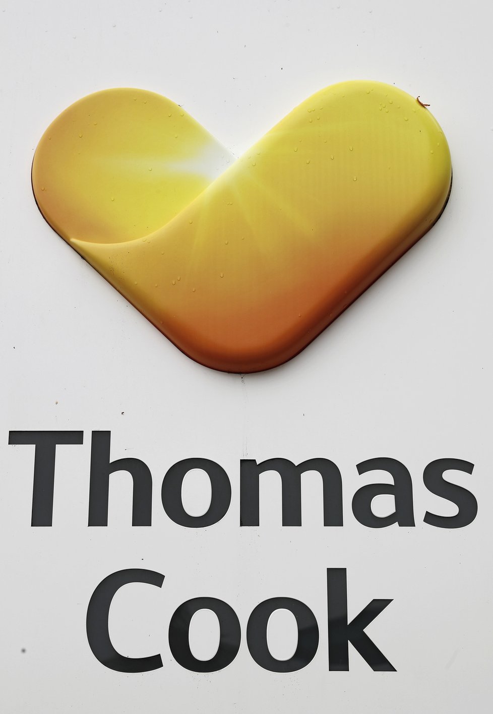 Cestovní kancelář Thomas Cook zkrachovala. Působí potíže hned několika státům a několika pracovním odvětvím.