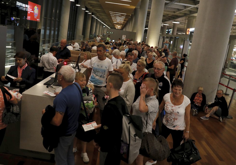 Cestovní kancelář Thomas Cook zkrachovala. Působí potíže hned několika státům a několika pracovním odvětvím.