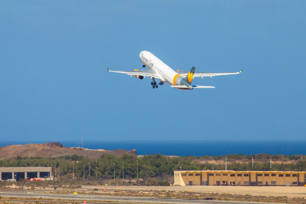 Letadlo společnosti Thomas Cook na Kanárských ostrovech.