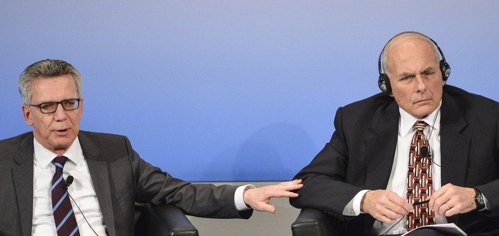 Německý ministr vnitřních věcí Thomas de Maiziére (vlevo) a ministr domácí bezpečnosti USA John Kelly (vpravo)