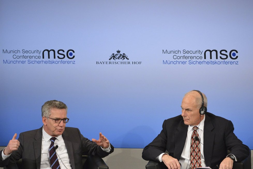 Německý ministr vnitřních věcí Thomas de Maiziére (vlevo) a ministr domácí bezpečnosti USA John Kelly (vpravo)
