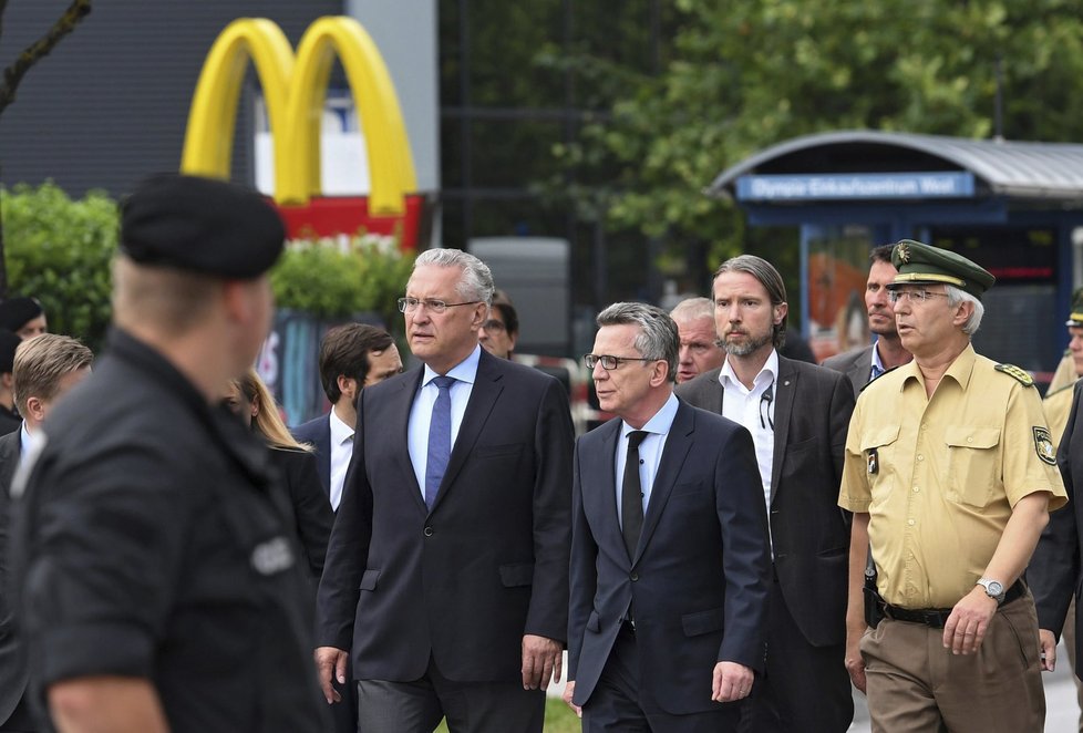 Německý ministr vnitra Thomas de Maizière před McDonaldem, kde došlo k útoku