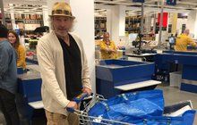 Miliardář Gottschalk nakupuje v IKEA: Chce si z modré tašky vyrobit toto...?