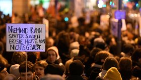 Lidé proti volbě Thomase Kemmericha protestují, obávají se pravicové radikality.