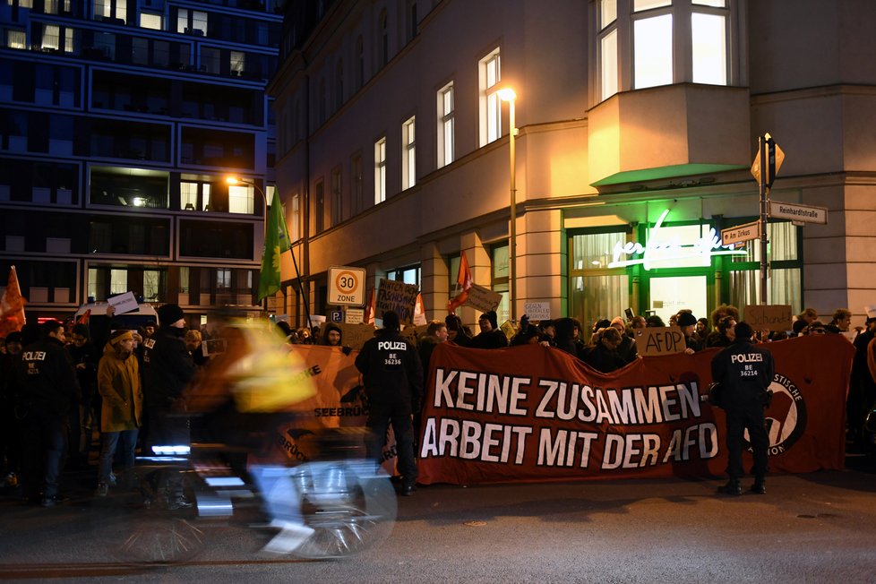 Lidé proti volbě Thomase Kemmericha protestují, obávají se pravicové radikality.