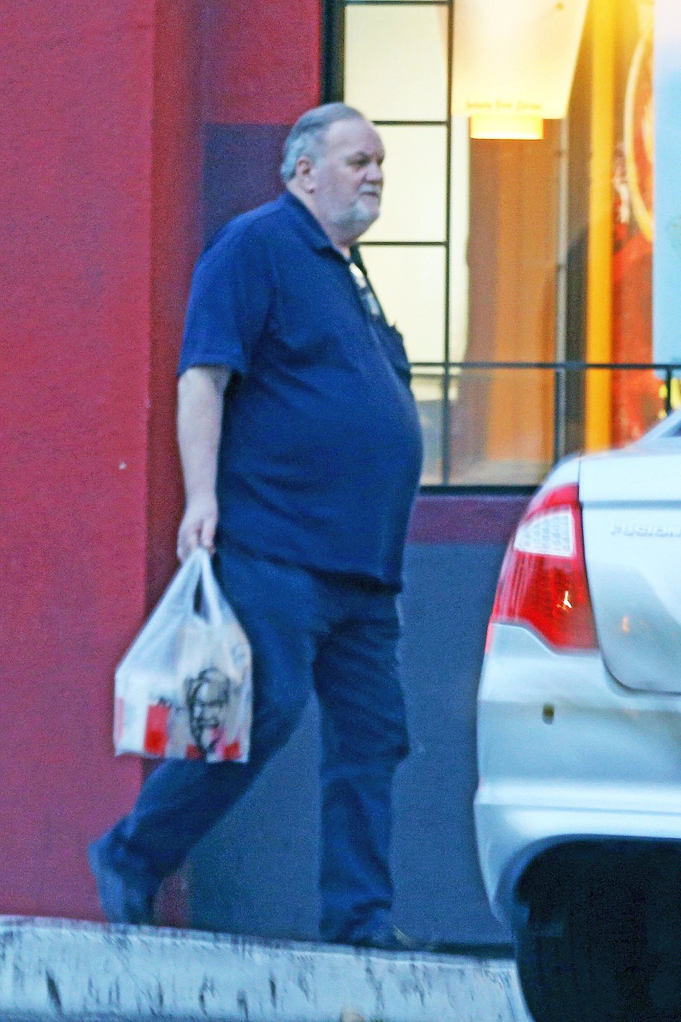 Thomas Markle s jídlem z fastfoodu