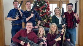 Republikánský zákonodárce Thomas Massie zveřejnil fotku sebe a své po zuby ozbrojené rodiny před vánočním stromkem.