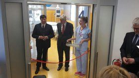Herec Jan Hrušínský otevírá nové oddělení JIP Thomayerovy nemocnice.