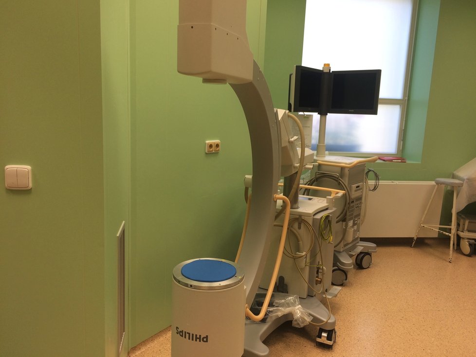 Součástí zákrokového sálu je rentgen s obrazovkou. Denně jej lékaři využijí tak desetkrát.