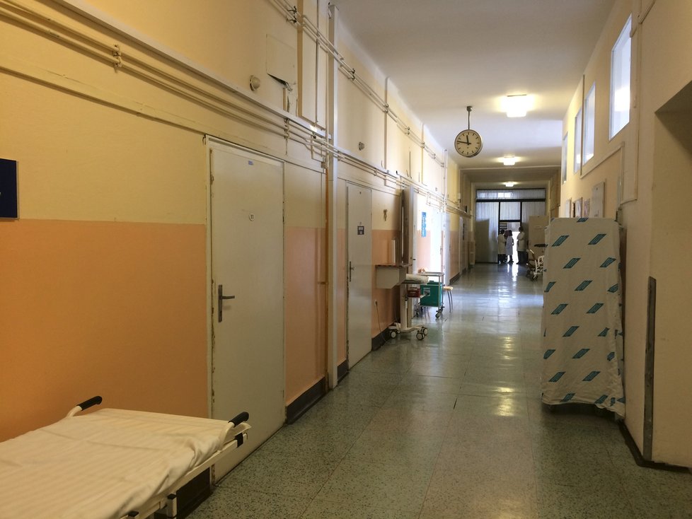 Thomayerova nemocnice není v dobrém stavu. Čekají ji opravy i výstavba nového centrálního příjmu v celkové hodnotě 3 miliard korun.
