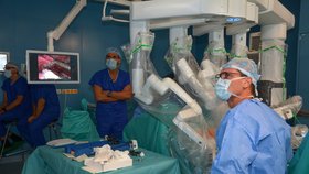 V Thomayerově nemocnici operuje Da Vinci: Poprvé se povedla operace hluboké pánevní endometriózy!