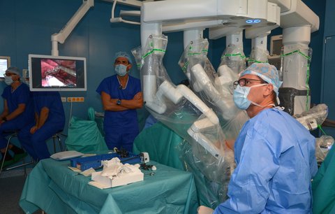 V Thomayerově nemocnici operuje Da Vinci: Poprvé se povedla operace hluboké pánevní endometriózy!