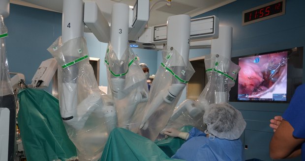 V Thomayerově nemocnici operuje Da Vinci: Poprvé se povedla operace hluboké pánevní endometriózy!.
