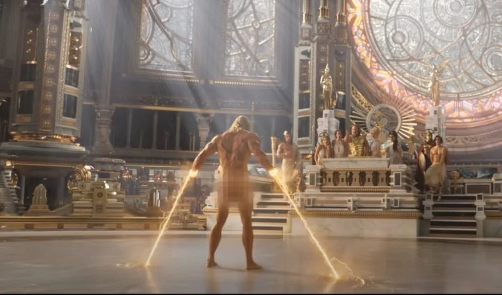 Chris Hemsworth ukázal ve filmu Thor: Láska jako hrom svoje vypracované tělo a zadek (2022).