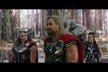 Chris Hemsworth, Tessa Thompsonová a Natalie Portmanová ve filmu Thor: Láska jako hrom