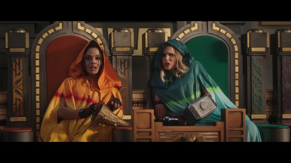 Tessa Thompsonová a Natalie Portmanová ve filmu Thor: Láska jako hrom