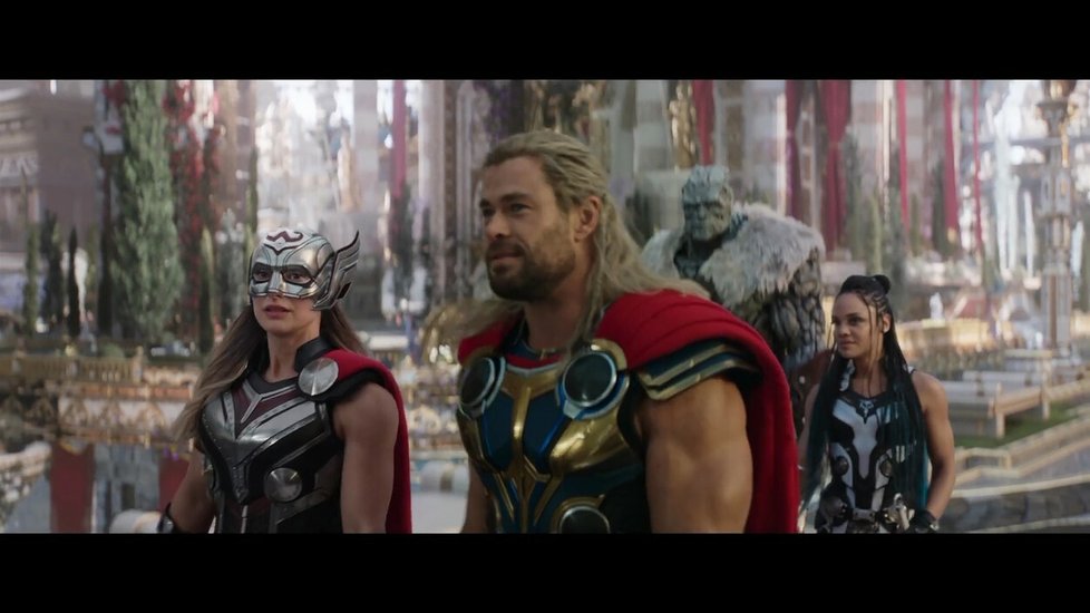 Chris Hemsworth, Tessa Thompson a Natalie Portman ve filmu Thor: Láska jako hrom