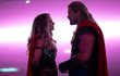 Chris Hemsworth a Natalie Portmanová ve filmu Thor: Láska jako hrom