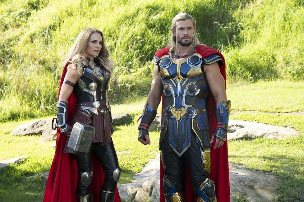 Chris Hemsworth a Natalie Portman ve filmu Thor: Láska jako hrom