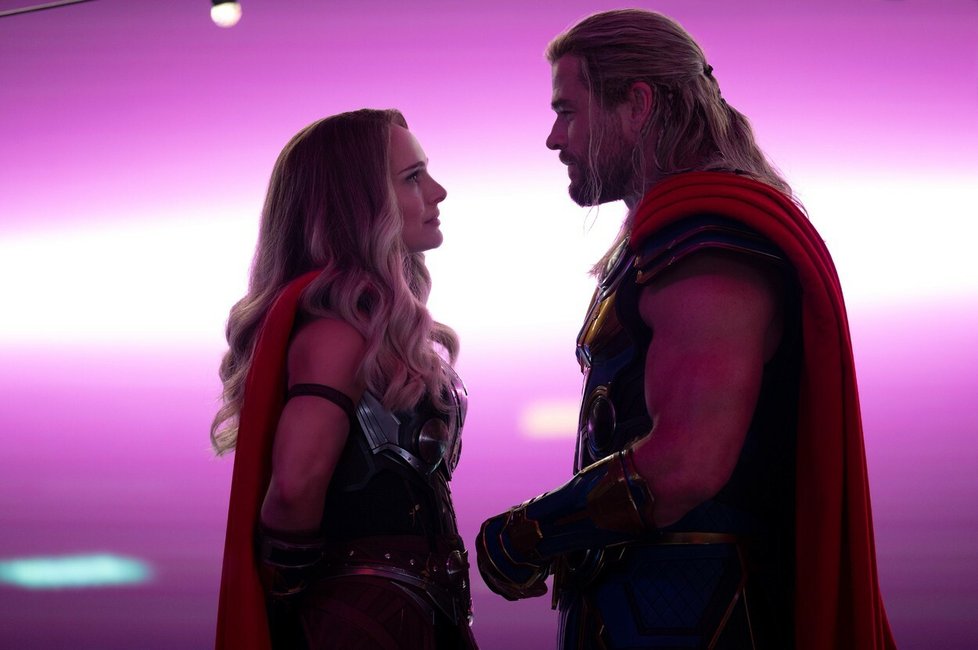 Chris Hemsworth a Natalie Portmanová ve filmu Thor: Láska jako hrom