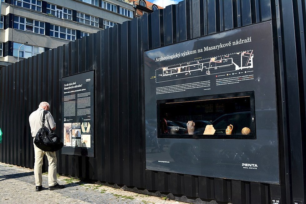 Nač do muzeí. Vykopávky z Masarykova nádraží jsou k vidění na ulici. Dánská umělkyně Thorsen dokonce zhotovila odlitky míst nálezů.