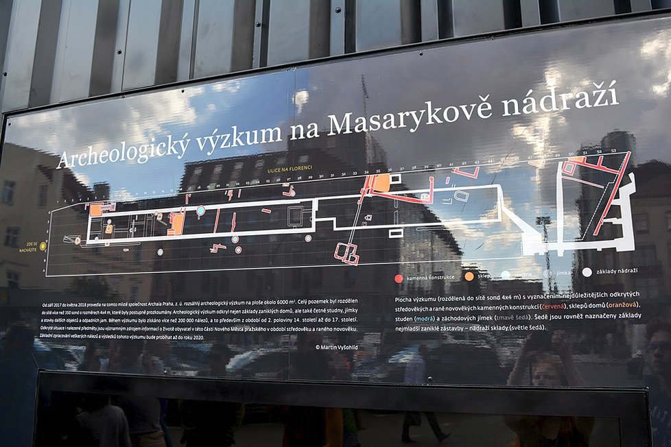 Nač do muzeí. Vykopávky z Masarykova nádraží jsou k vidění na ulici. Dánská umělkyně Thorsen dokonce zhotovila odlitky míst nálezů.