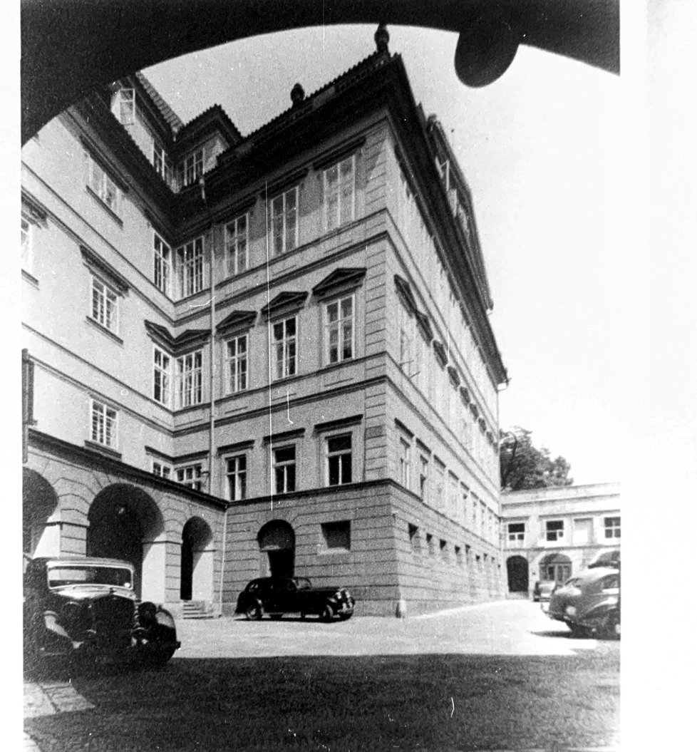 Historická fotografie Thunovského paláce z 1. poloviny 20. století.