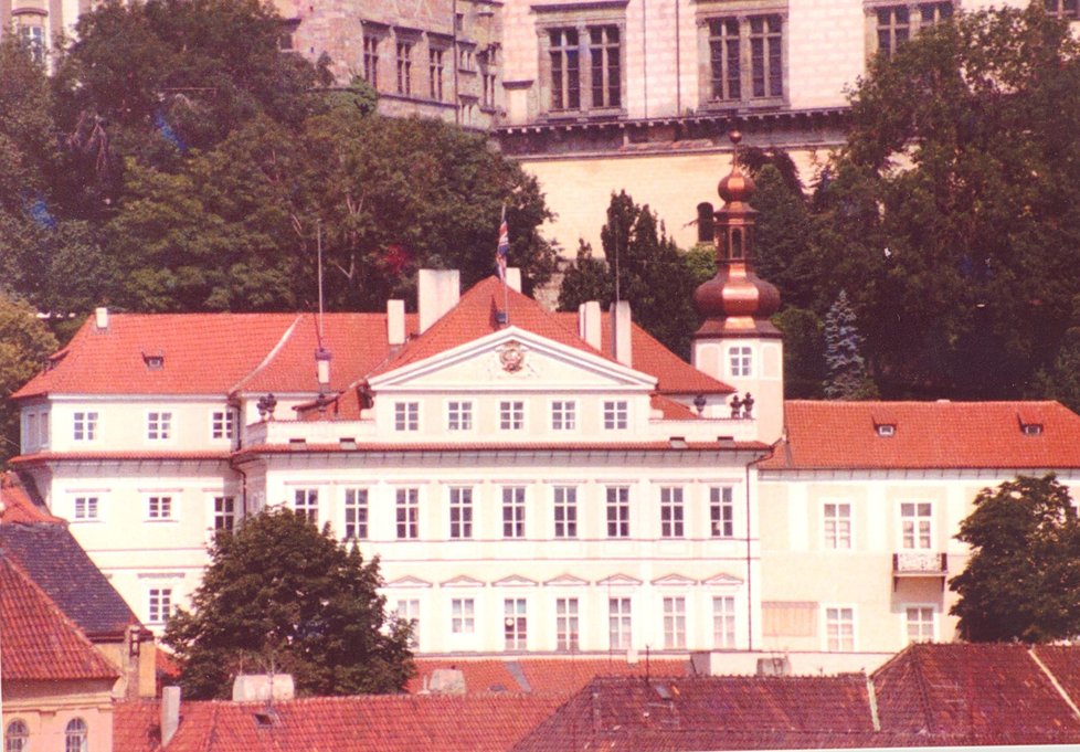 Na Thunovský palác v podhradí je i z dálky záviděníhodný výhled. Mnohem hezčí je však z jeho vyšších pater na celou Prahu.