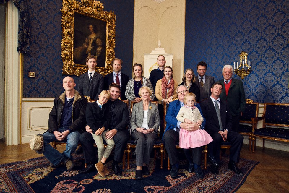 Historické setkání novodobých šlechticů v modrém salonku loučeňského zámku.