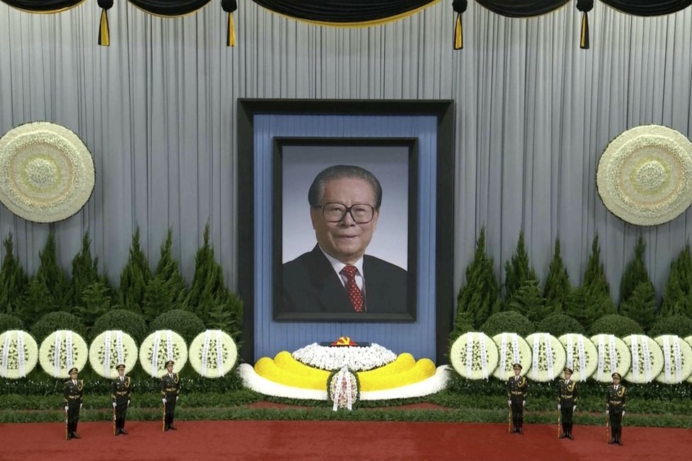 V Číně pohřbili zesnulého exprezidenta Ťiang Ce-mina