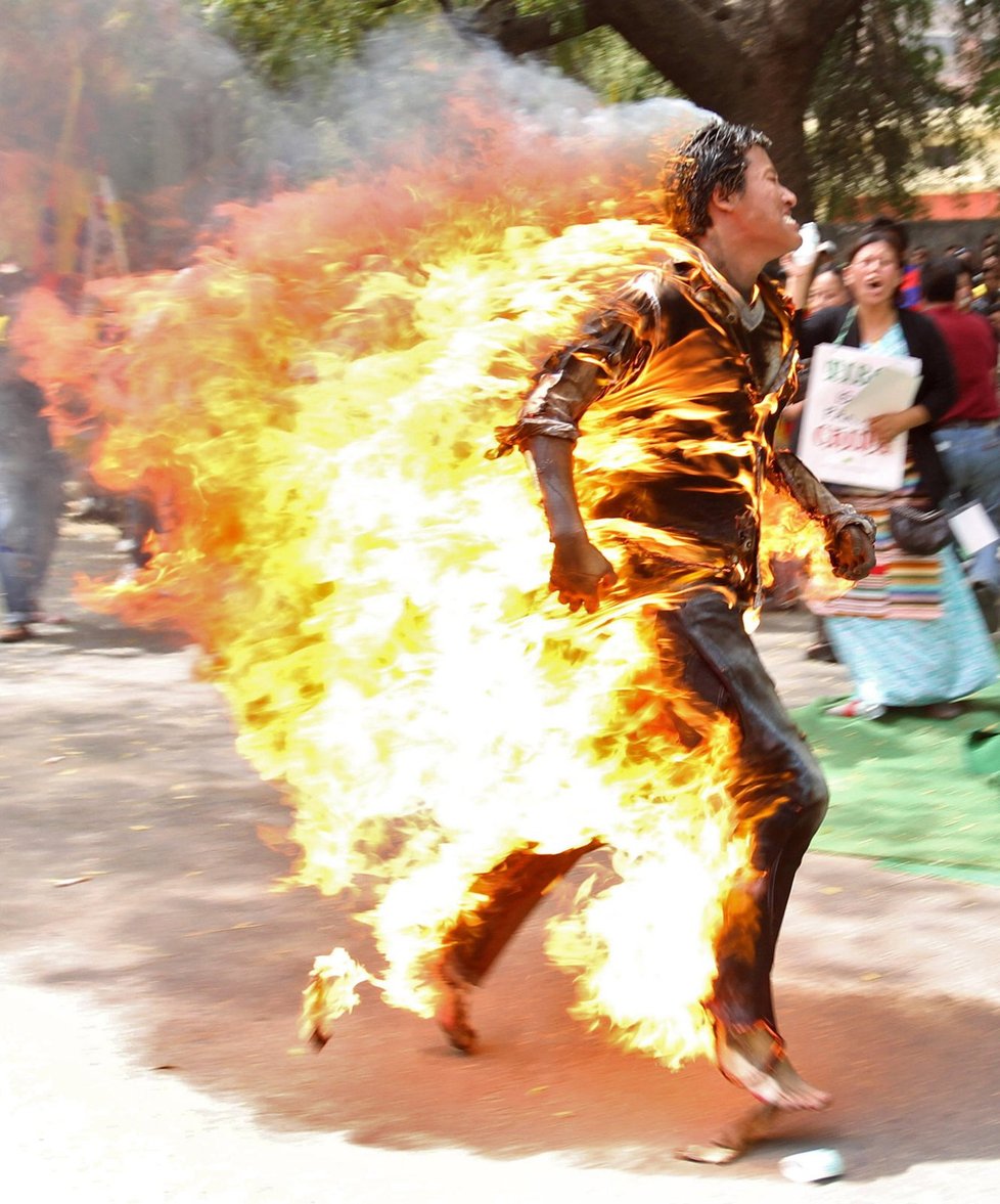 Mladík se zapálil na protest proti čínské anexi Tibetu.